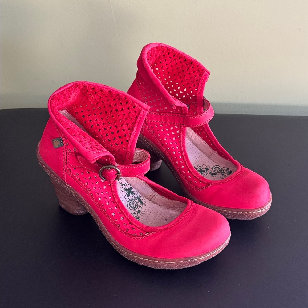El Naturalista Coral Red Heels